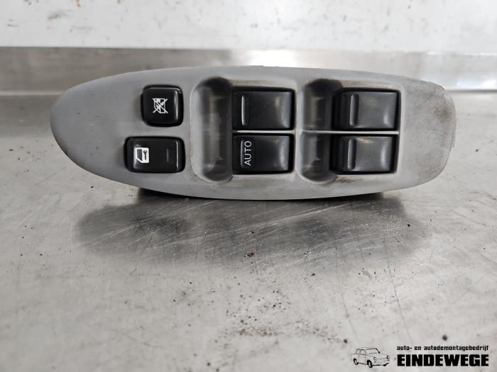 Usados Interruptor combinado de ventanillas Nissan Almera Tino (V10M) 1.8 16V Precio € 20,00 Norma de margen ofrecido por Auto- en demontagebedrijf Eindewege