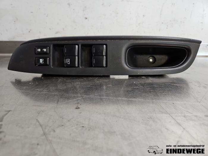 Usados Interruptor combinado de ventanillas Nissan Note (E12) 1.2 68 Precio € 78,50 Norma de margen ofrecido por Auto- en demontagebedrijf Eindewege
