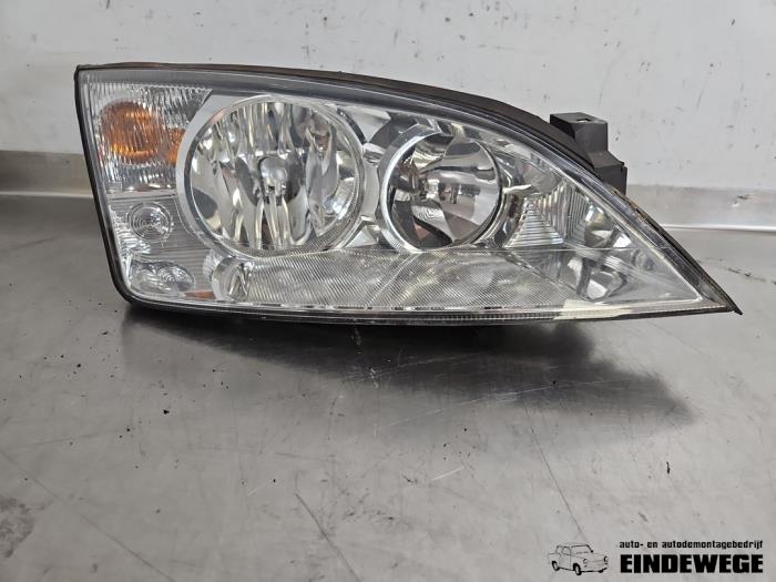 Używane Reflektor prawy Ford Mondeo III 1.8 16V Cena € 30,00 Procedura marży oferowane przez Auto- en demontagebedrijf Eindewege