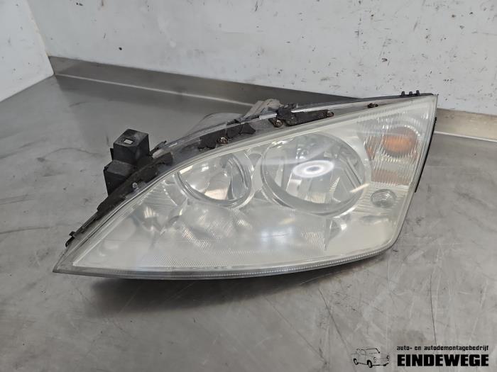 Używane Reflektor prawy Ford Mondeo III 1.8 16V Cena € 30,00 Procedura marży oferowane przez Auto- en demontagebedrijf Eindewege