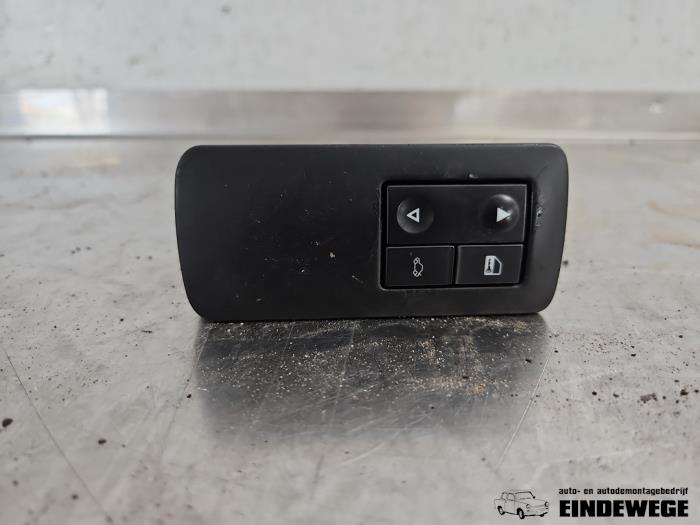 Usados Interruptor combinado de ventanillas Opel Signum (F48) 2.2 direct 16V Precio € 30,00 Norma de margen ofrecido por Auto- en demontagebedrijf Eindewege
