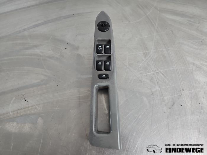 Usados Interruptor combinado de ventanillas Kia Rio (DC12) 1.5 16V Precio € 35,00 Norma de margen ofrecido por Auto- en demontagebedrijf Eindewege