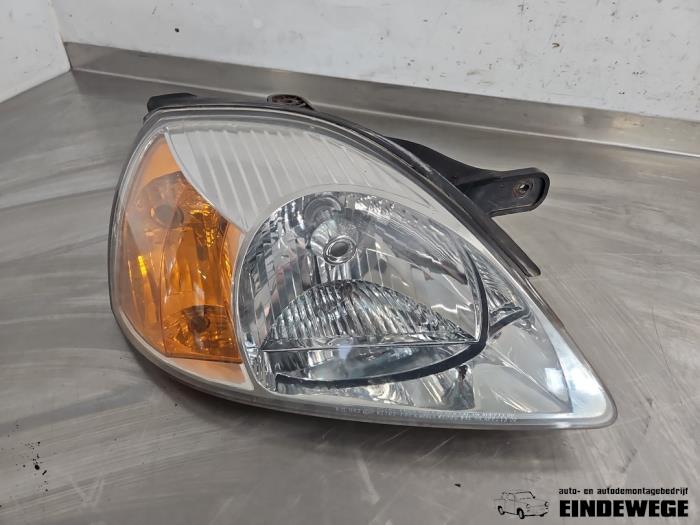 Używane Reflektor prawy Kia Rio (DC12) 1.5 16V Cena € 25,00 Procedura marży oferowane przez Auto- en demontagebedrijf Eindewege