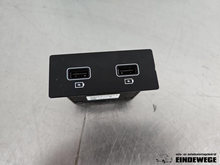 Begagnade USB-modul Renault Captur II (RJB) 1.6 E-Tech 160 Pris € 30,00 Marginaltabell erbjuds av Auto- en demontagebedrijf Eindewege