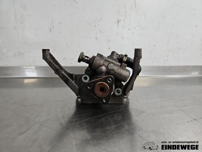 Usagé Pompe de direction Audi A6 (C5) 2.4 V6 30V Prix € 40,00 Règlement à la marge proposé par Auto- en demontagebedrijf Eindewege
