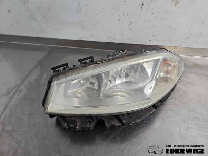 Używane Reflektor lewy Renault Megane II (BM/CM) 1.6 16V Cena € 30,00 Procedura marży oferowane przez Auto- en demontagebedrijf Eindewege