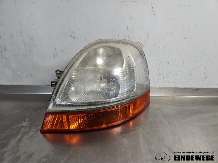 Używane Reflektor lewy Renault Master II (JD) 2.5 dCi 120 FAP Cena € 25,00 Procedura marży oferowane przez Auto- en demontagebedrijf Eindewege