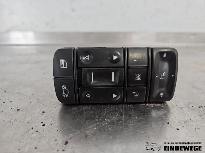 Usados Interruptor de ventanilla eléctrica Opel Signum (F48) 2.2 direct 16V Precio € 10,00 Norma de margen ofrecido por Auto- en demontagebedrijf Eindewege