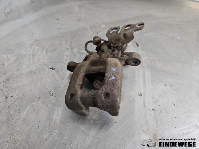 Gebrauchte Bremszange rechts hinten Volkswagen Caddy III (2KA,2KH,2CA,2CH) 2.0 TDI 16V Preis € 30,00 Margenregelung angeboten von Auto- en demontagebedrijf Eindewege