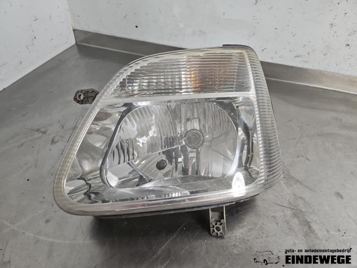 Używane Reflektor lewy Opel Agila (A) 1.2 16V Cena € 25,00 Procedura marży oferowane przez Auto- en demontagebedrijf Eindewege