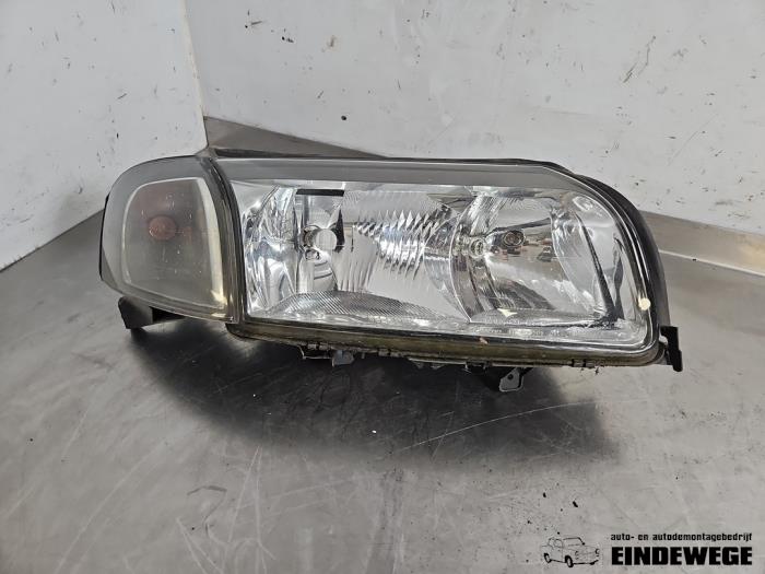 Używane Reflektor prawy Volvo S80 (TR/TS) 2.4 20V 140 Cena € 40,00 Procedura marży oferowane przez Auto- en demontagebedrijf Eindewege