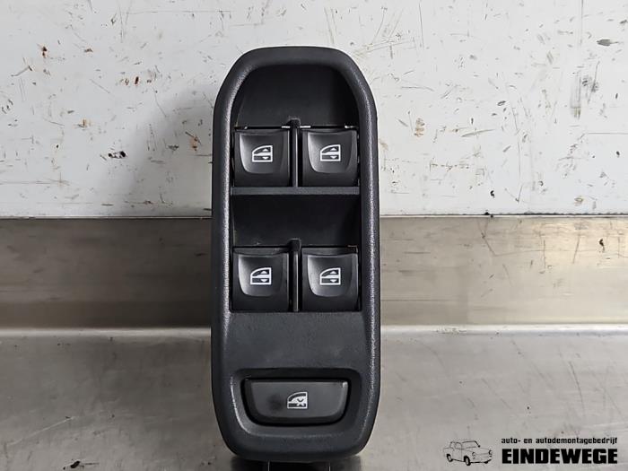 Usados Interruptor combinado de ventanillas Dacia Duster (SR) 1.6 16V Precio € 20,00 Norma de margen ofrecido por Auto- en demontagebedrijf Eindewege