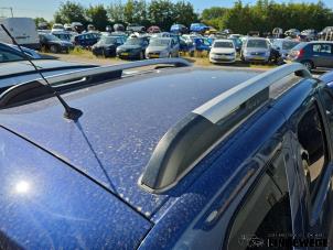 Usagé Rail de toit droit Dacia Duster (SR) 1.6 16V Prix sur demande proposé par Auto- en demontagebedrijf Eindewege