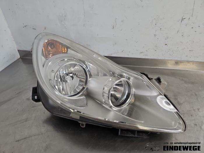Używane Reflektor lewy Opel Corsa D 1.0 Cena € 40,00 Procedura marży oferowane przez Auto- en demontagebedrijf Eindewege
