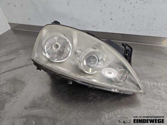 Używane Reflektor prawy Opel Corsa C (F08/68) 1.0 12V Twin Port Cena € 30,00 Procedura marży oferowane przez Auto- en demontagebedrijf Eindewege