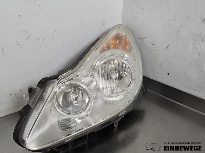 Używane Reflektor lewy Opel Corsa D 1.0 Cena € 52,50 Procedura marży oferowane przez Auto- en demontagebedrijf Eindewege