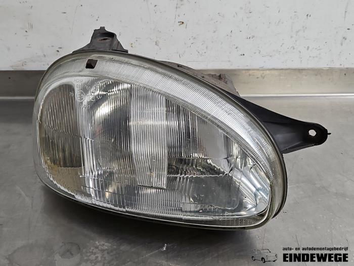 Używane Reflektor prawy Opel Corsa B (73/78/79) 1.2i 16V Cena € 25,00 Procedura marży oferowane przez Auto- en demontagebedrijf Eindewege