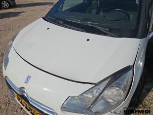 Używane Maska Citroen DS3 (SA) 1.6 e-HDi Cena € 105,00 Procedura marży oferowane przez Auto- en demontagebedrijf Eindewege