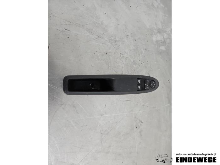 Usados Interruptor combinado de ventanillas Citroen DS3 (SA) 1.6 e-HDi Precio € 25,00 Norma de margen ofrecido por Auto- en demontagebedrijf Eindewege