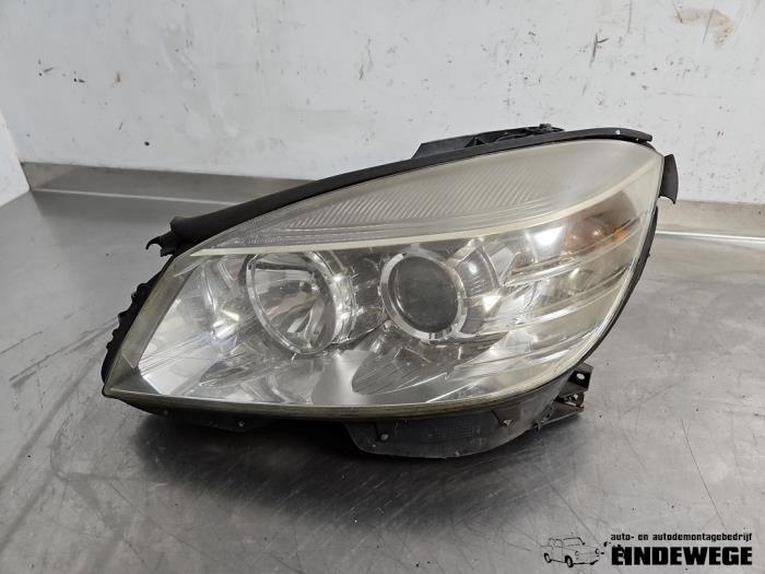 Używane Reflektor lewy Mercedes C (W204) 2.2 C-200 CDI 16V Cena € 188,50 Procedura marży oferowane przez Auto- en demontagebedrijf Eindewege