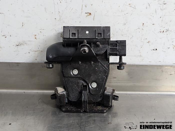 Tailgate lock
