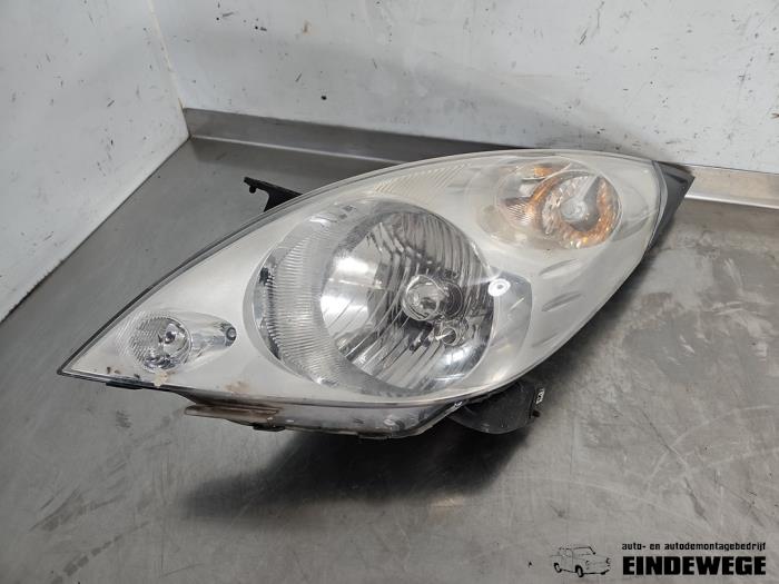 Używane Reflektor lewy Chevrolet Spark (M300) 1.0 16V Bifuel Cena € 52,50 Procedura marży oferowane przez Auto- en demontagebedrijf Eindewege