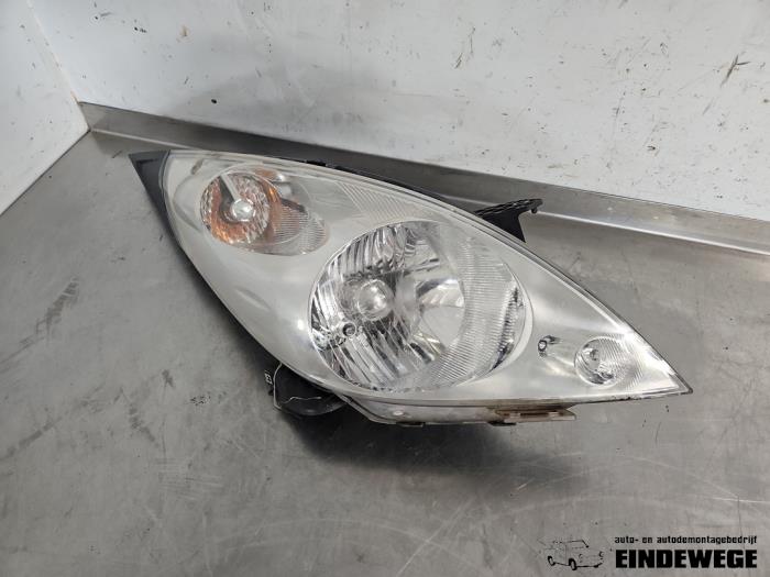 Używane Reflektor prawy Chevrolet Spark (M300) 1.0 16V Bifuel Cena € 52,50 Procedura marży oferowane przez Auto- en demontagebedrijf Eindewege