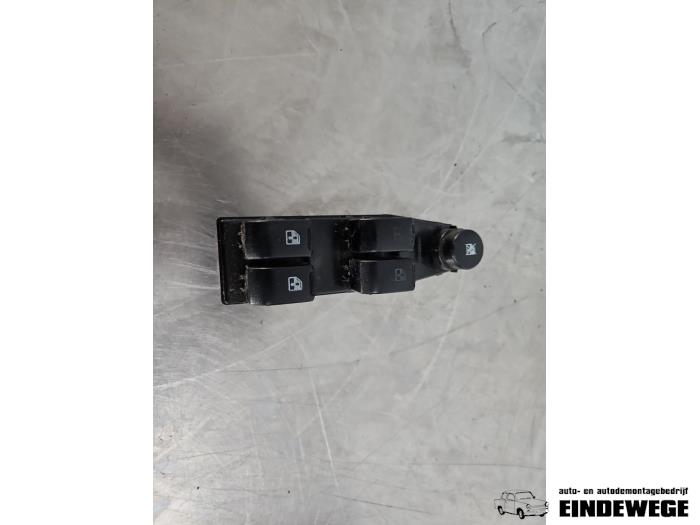 Usados Interruptor combinado de ventanillas Chevrolet Spark (M300) 1.0 16V Bifuel Precio € 30,00 Norma de margen ofrecido por Auto- en demontagebedrijf Eindewege