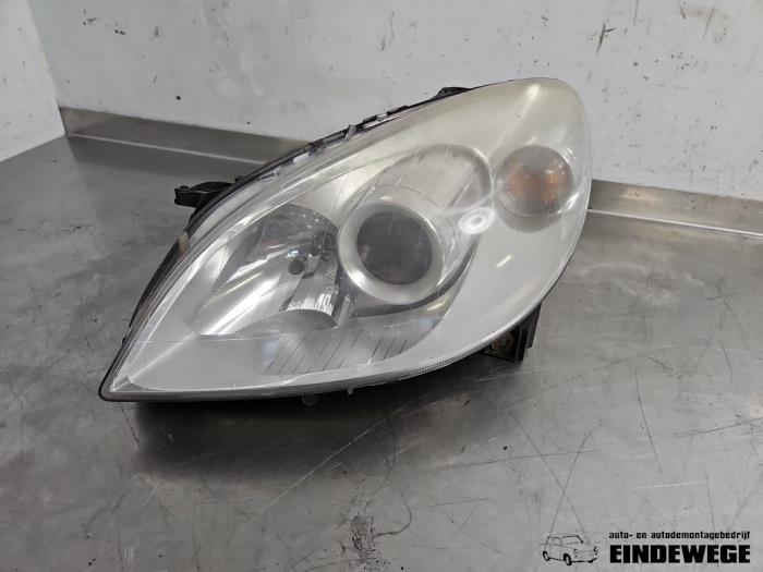 Używane Reflektor lewy Mercedes B (W245) 1.7 B-180 16V Cena € 105,00 Procedura marży oferowane przez Auto- en demontagebedrijf Eindewege
