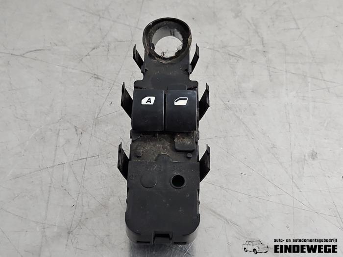 Usados Interruptor combinado de ventanillas Peugeot 207/207+ (WA/WC/WM) 1.4 16V Precio € 30,00 Norma de margen ofrecido por Auto- en demontagebedrijf Eindewege