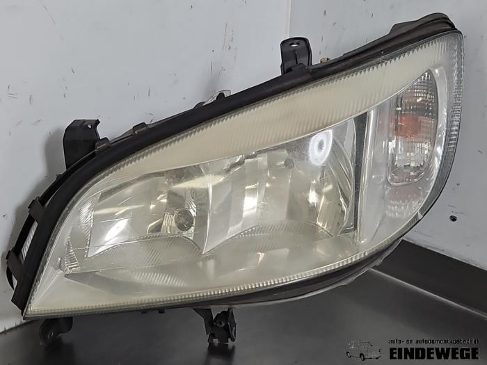 Używane Reflektor lewy Opel Zafira (F75) 1.8 16V Cena € 25,00 Procedura marży oferowane przez Auto- en demontagebedrijf Eindewege