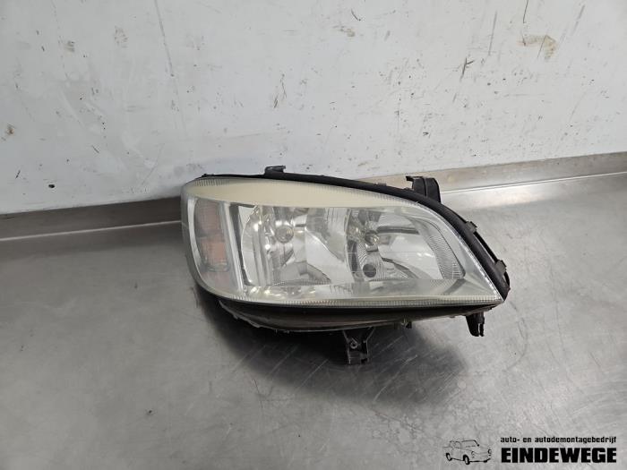 Używane Reflektor prawy Opel Zafira (F75) 1.8 16V Cena € 25,00 Procedura marży oferowane przez Auto- en demontagebedrijf Eindewege