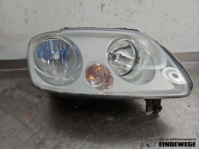 Używane Reflektor prawy Volkswagen Caddy III (2KA,2KH,2CA,2CH) 2.0 SDI Cena € 52,50 Procedura marży oferowane przez Auto- en demontagebedrijf Eindewege