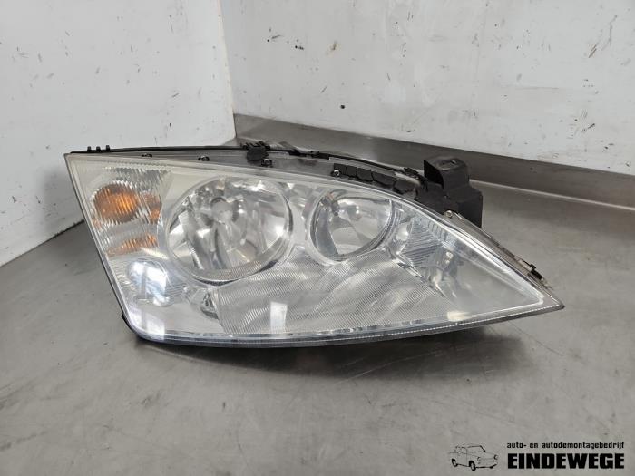 Używane Reflektor prawy Ford Mondeo III 2.0 16V Cena € 25,00 Procedura marży oferowane przez Auto- en demontagebedrijf Eindewege