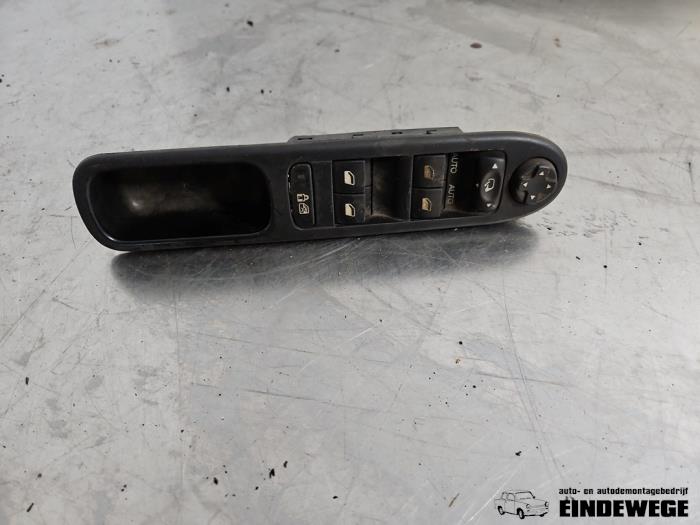 Usados Interruptor combinado de ventanillas Citroen C3 Picasso (SH) 1.6 HDi 90 Precio € 26,25 Norma de margen ofrecido por Auto- en demontagebedrijf Eindewege