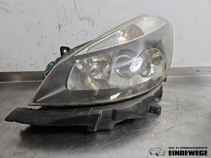 Używane Reflektor lewy Renault Clio III (BR/CR) 1.4 16V Cena € 52,50 Procedura marży oferowane przez Auto- en demontagebedrijf Eindewege