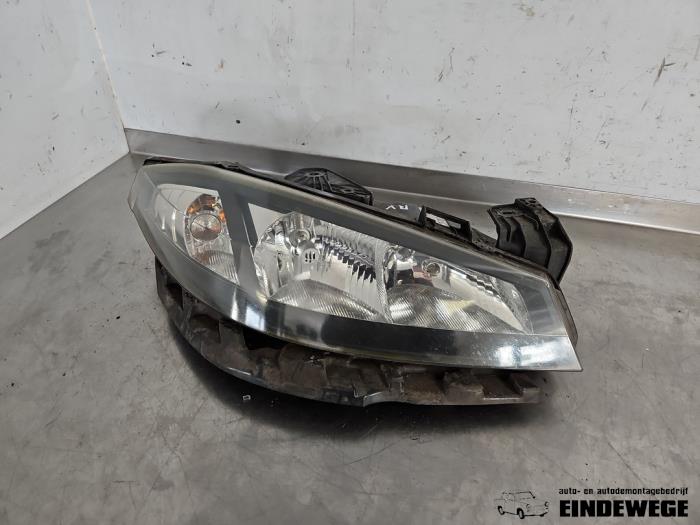 Używane Reflektor prawy Renault Laguna II Grandtour (KG) 2.0 16V Cena € 40,00 Procedura marży oferowane przez Auto- en demontagebedrijf Eindewege