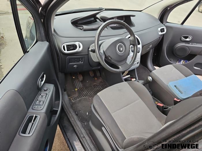 Używane Fotel lewy Renault Modus/Grand Modus (JP) 1.2 16V TCE 100 Cena na żądanie oferowane przez Auto- en demontagebedrijf Eindewege