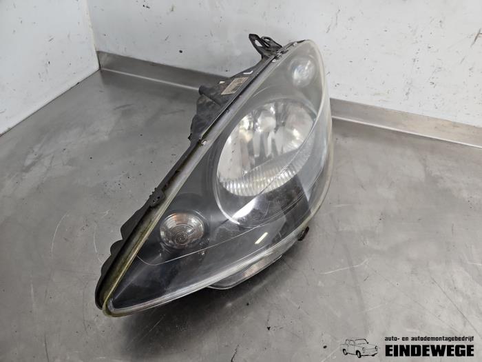 Używane Reflektor lewy Peugeot 1007 (KM) 1.6 GTI,Gentry 16V Cena € 52,50 Procedura marży oferowane przez Auto- en demontagebedrijf Eindewege