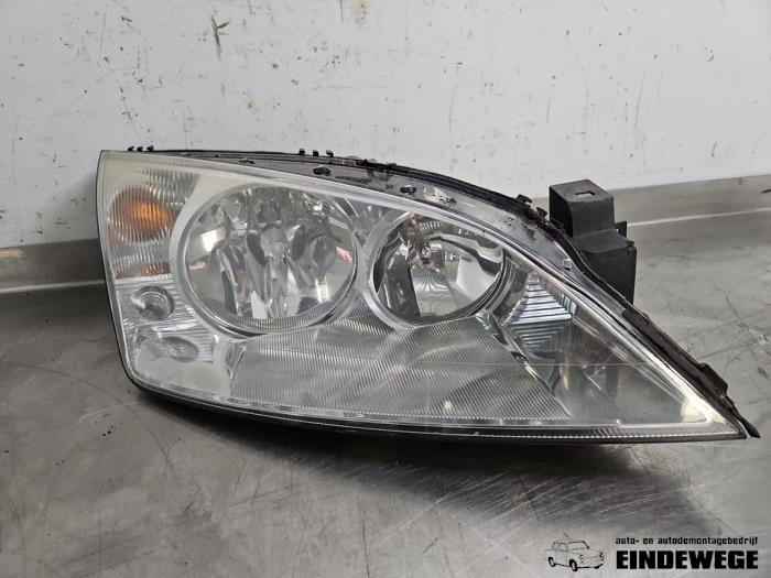 Używane Reflektor prawy Ford Mondeo III Wagon 2.0 16V Cena € 25,00 Procedura marży oferowane przez Auto- en demontagebedrijf Eindewege