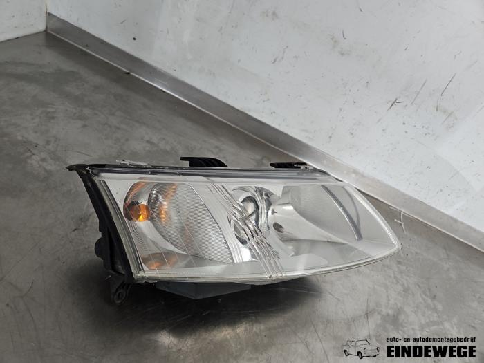 Używane Reflektor prawy Saab 9-3 Sport Estate (YS3F) 1.8t 16V Cena € 105,00 Procedura marży oferowane przez Auto- en demontagebedrijf Eindewege