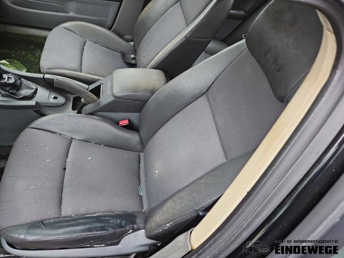 Używane Fotel prawy Saab 9-3 Sport Estate (YS3F) 1.8t 16V Cena na żądanie oferowane przez Auto- en demontagebedrijf Eindewege