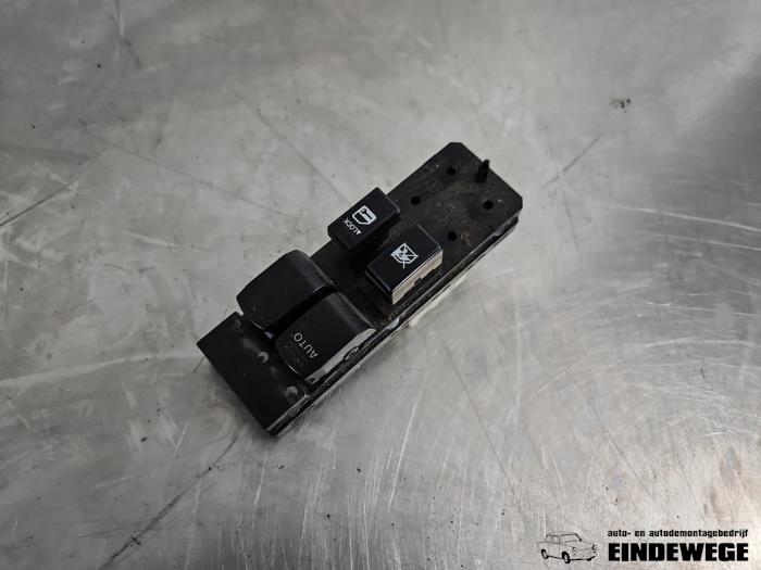 Usados Interruptor combinado de ventanillas Suzuki Splash 1.0 12V Precio € 20,00 Norma de margen ofrecido por Auto- en demontagebedrijf Eindewege
