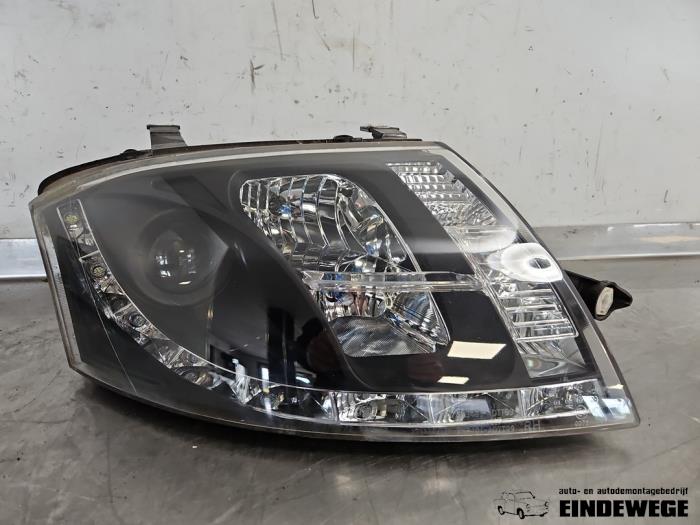 Używane Reflektor prawy Audi TT (8N3) 1.8 20V Turbo Cena € 105,00 Procedura marży oferowane przez Auto- en demontagebedrijf Eindewege