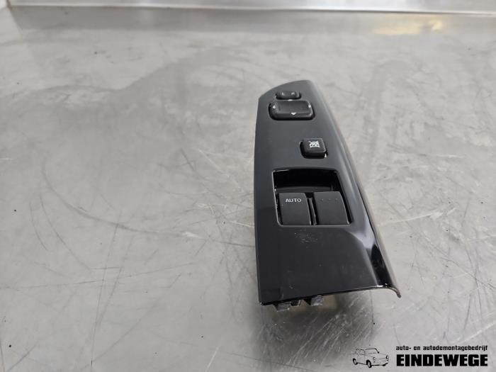 Usados Interruptor combinado de ventanillas Mazda RX-8 (SE17) 1.3 Renesis Precio € 35,00 Norma de margen ofrecido por Auto- en demontagebedrijf Eindewege
