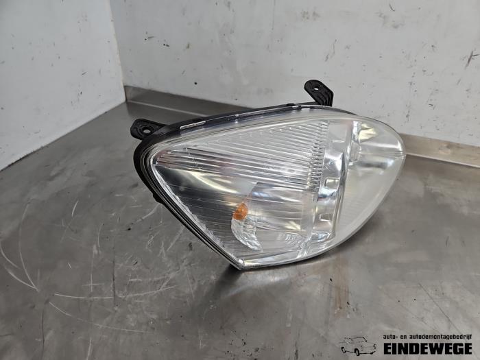 Używane Reflektor prawy Hyundai Matrix 1.6 16V Cena € 52,50 Procedura marży oferowane przez Auto- en demontagebedrijf Eindewege