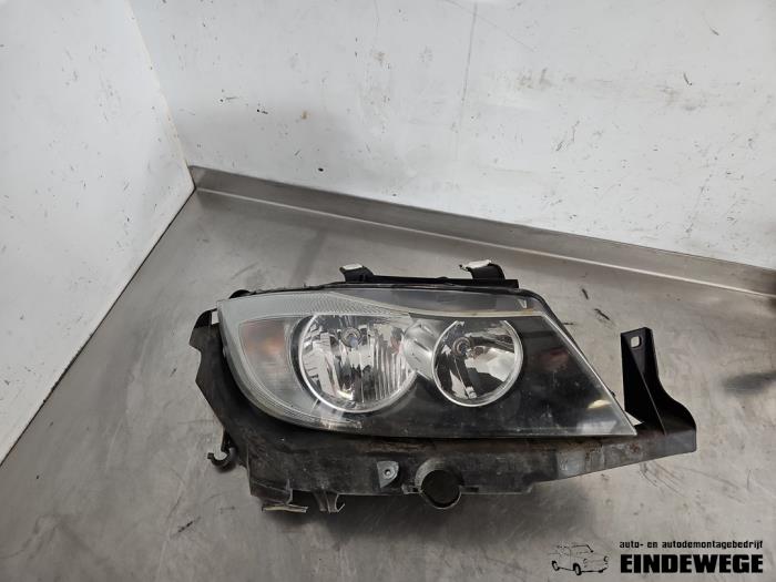 Używane Reflektor prawy BMW 3 serie (E90) 320i 16V Cena € 105,00 Procedura marży oferowane przez Auto- en demontagebedrijf Eindewege