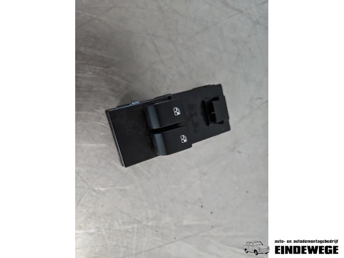Usados Interruptor combinado de ventanillas Kia Cee'd (EDB5) 1.6 CRDi 16V Precio € 20,00 Norma de margen ofrecido por Auto- en demontagebedrijf Eindewege
