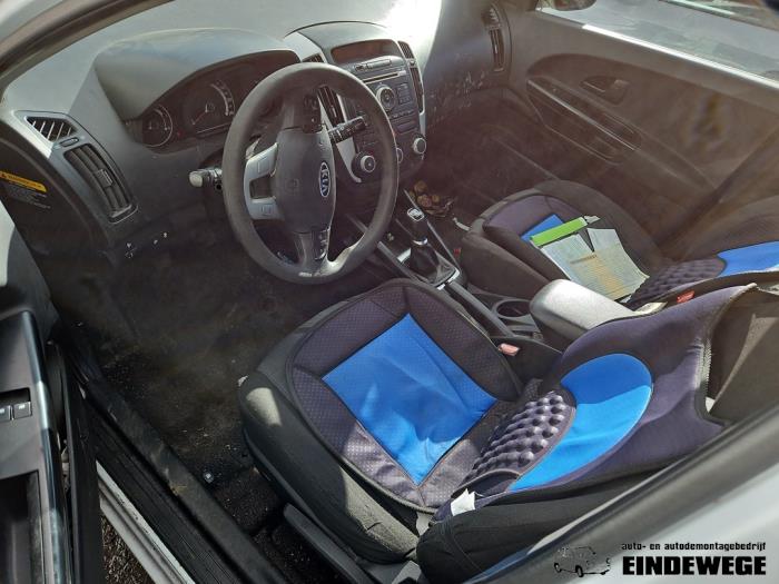 Używane Fotel prawy Kia Cee'd (EDB5) 1.6 CRDi 16V Cena na żądanie oferowane przez Auto- en demontagebedrijf Eindewege