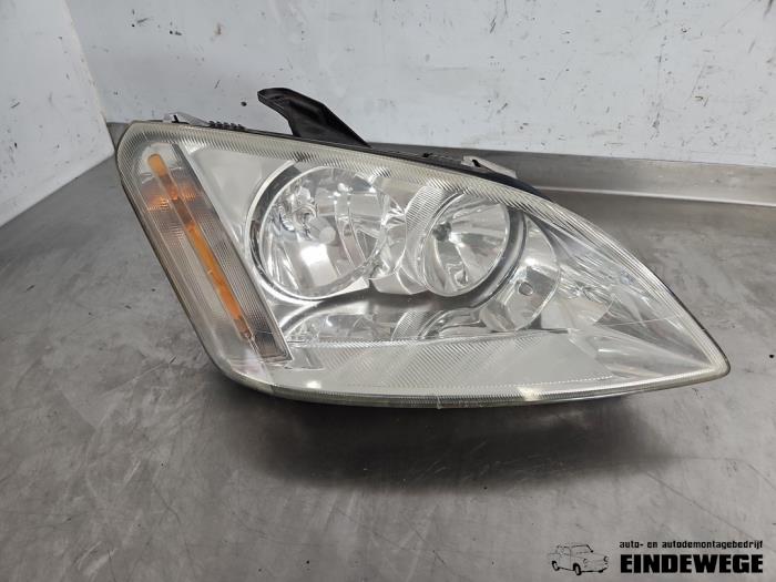 Używane Reflektor prawy Ford Focus C-Max 1.6 16V Cena € 35,00 Procedura marży oferowane przez Auto- en demontagebedrijf Eindewege